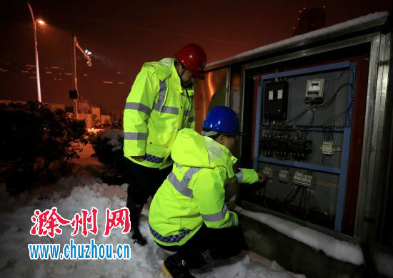 1月4日晚，全椒县路灯管理所工作人员巡查路灯线路，保障夜间清雪顺利进行。