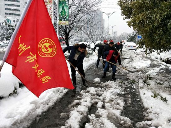 市环保局组织人员在