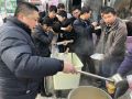 滁州：为因暴雪滞留人员送粮食