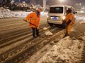 滁州城管和环卫工人坚守一线刨冰铲雪保通畅