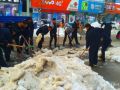  凤阳县武店镇行政执法队清除街道路面积雪结冰保畅通