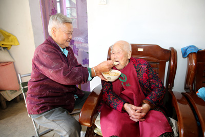 许红玲给婆婆喂饭