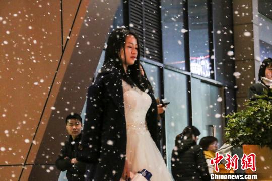 女孩着婚纱造雪向男友求婚