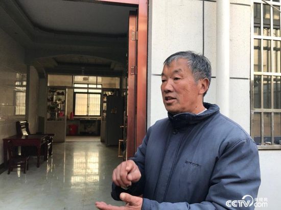 因病致贫的申术发在各项扶贫政策帮扶下住进了新房。