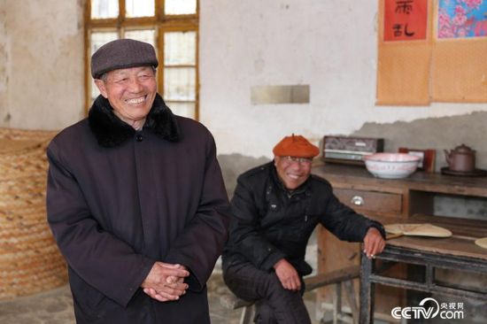 大包干带头人严金昌在当年签下&ldquo;生死契约&rdquo;的&ldquo;当年农家&rdquo;回忆40年前一幕。