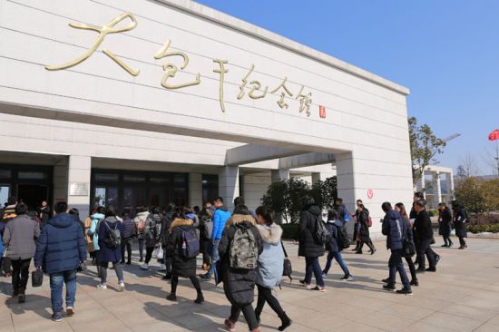 1月15日，新春走基层（安徽站）的网络媒体记者走进大包干纪念馆参观采访。