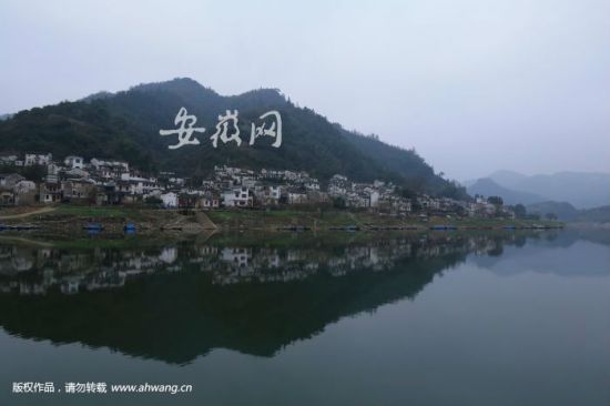 新安江与古村落、古民居交相辉映，构成一幅美妙的山水画。