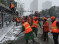 滁州路桥人机合力清理公交站台积雪厚冰