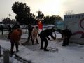 寒冷见文明龙蟠志愿者铲雪除冰抗灾记实
