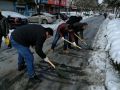 滁州市残联党员干部除冰扫雪为过往群众开辟“绿色通道”