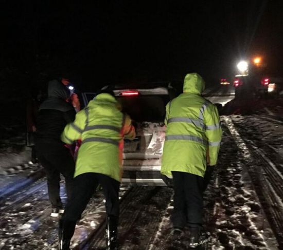 雪夜高速陷囧境  路产员及时援手图片