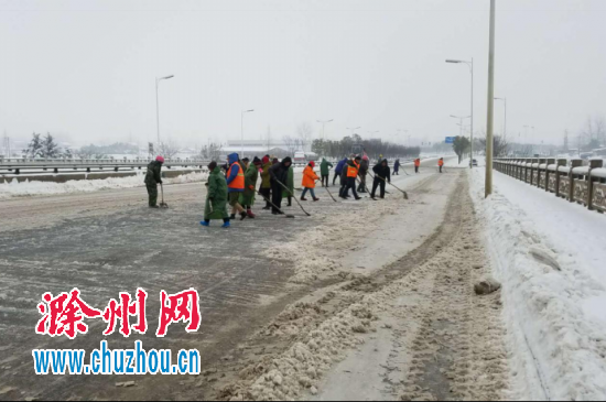 市政处抢险队伍在桥梁铲雪
