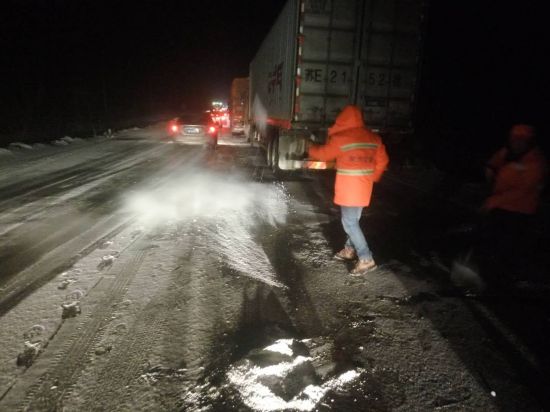大雪来袭养路工夜战风雪