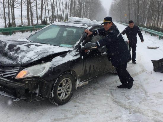 轿车遇险情路政忙救援