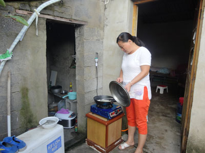 蔡夕菊为舅舅烧饭