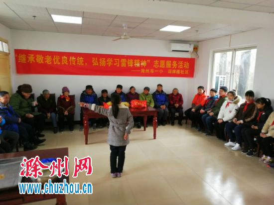 孩子们为老人们献上精心准备的节目