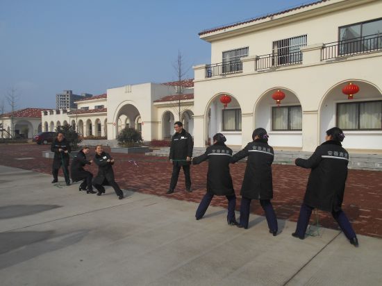 3月8日滁州处滁州东站开展&ldquo;迎三八&rdquo;拔河比赛