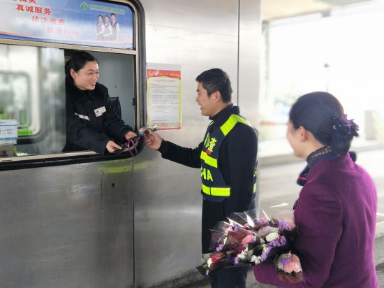 3月8日，滁州处全椒站向春运坚守岗位的女员工赠送鲜花，并致节日祝福