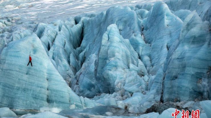 加拿大摄影师记录冰岛旅行 登顶冰峰一览旷野美景