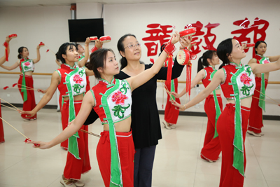 肖庆红指导安徽科技学院大学生练习凤阳花鼓