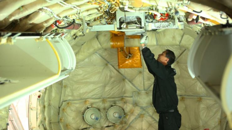 致敬劳动者 走近“飞机医生”