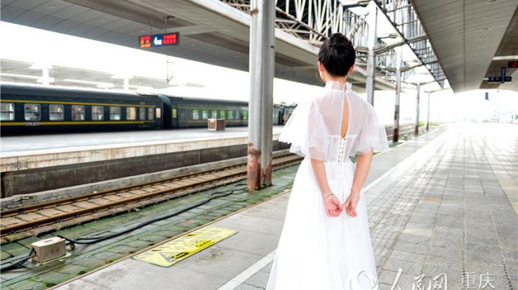 新娘穿着婚纱迎接军人丈夫凯旋