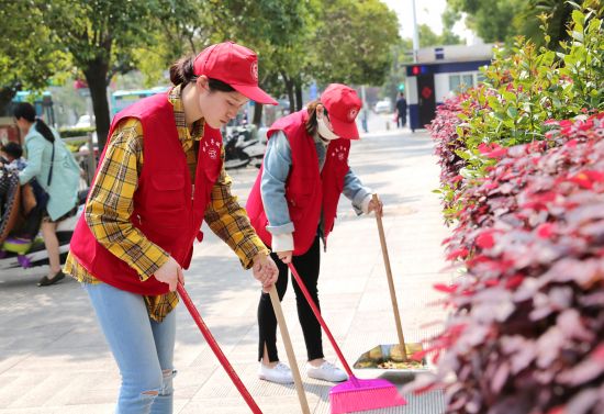 滁州日报社志愿者义务清扫路面。