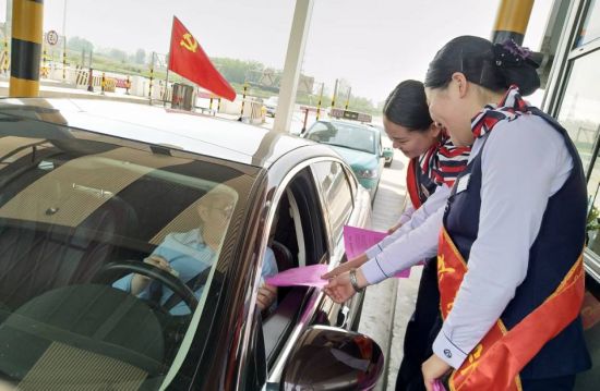 滁州处开展&ldquo;全国交通安全反思日&rdquo;宣传教育活动