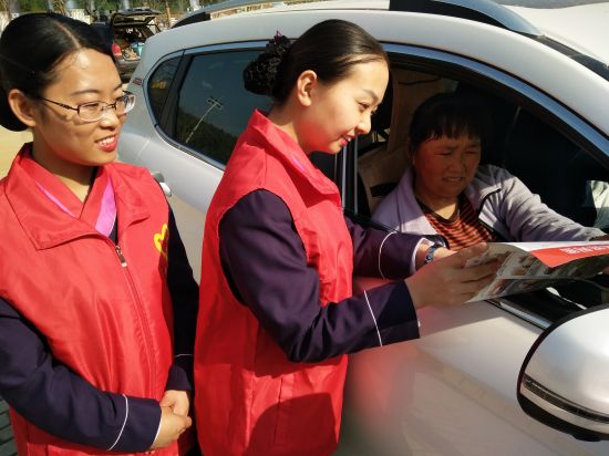 5月4日，滁州处和县北站团员青年为司乘宣讲交通安全知识