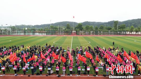 第三届全国&ldquo;万步有约&rdquo;职业人群健走激励大奖赛休宁县赛区赛事活动5日上午在安徽省休宁县启动，图为活动现场。　陈佳 摄