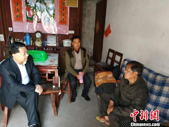 &ldquo;唠嗑&rdquo;志愿服务队与贫困户唠家常 钟伟 摄