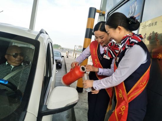 5月8日，世界微笑日当日，吴庄站员工为司乘提供便民服务