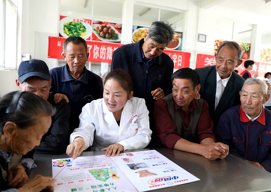 全椒县疾控中心志愿者为敬老院的老人们讲解健康知识