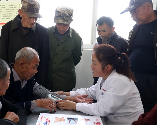 全椒县疾控中心志愿者为敬老院的老人们测量血压