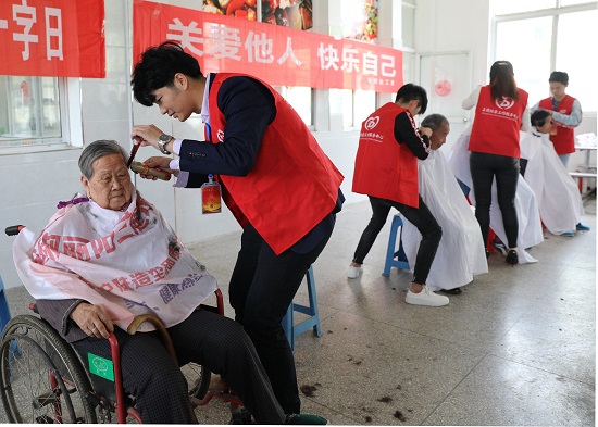 社会志愿者为敬老院的老人们义务理发