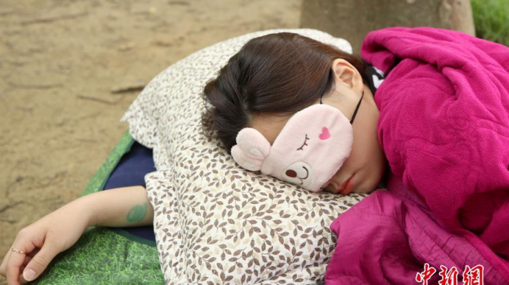 8500人躺地比谁更能睡