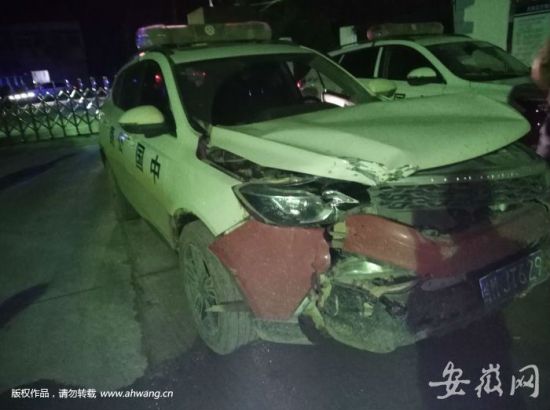 凤阳超载大货车冲卡撞毁两辆执法车 司机被刑拘