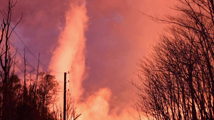 夏威夷火山喷发“火龙卷” 