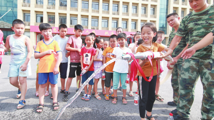 留守娃警营学消防