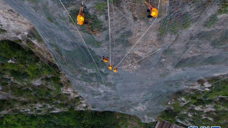 悬崖上的岩石“外科医生”