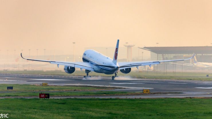 中国内地首架空中客车A350客机完成交付 抵达北京