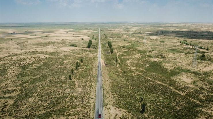 库布其首条穿沙公路 矗立在大漠的无形丰碑