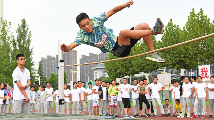 校园田径赛 学生展英姿