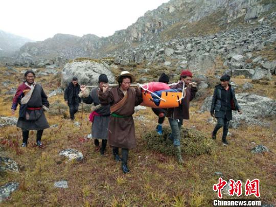 四川理塘70余救援人员冒雪搜救2名受伤徒步爱好者