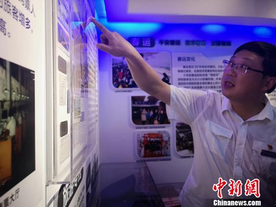 胡建介绍墙上陈列的几十年前的硬板车票。　张煜欢 摄