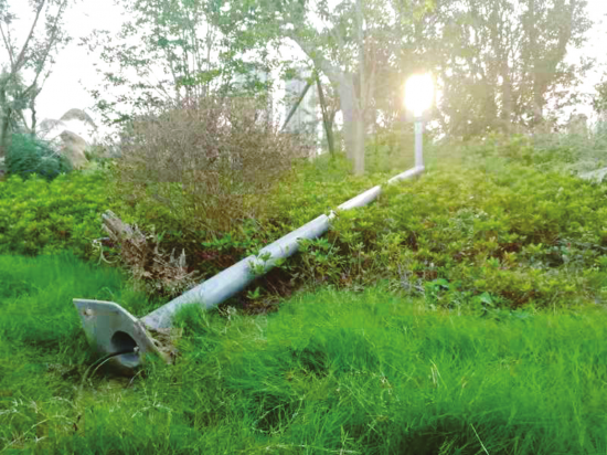 图为一盏被撞倒躺在地上的路灯。