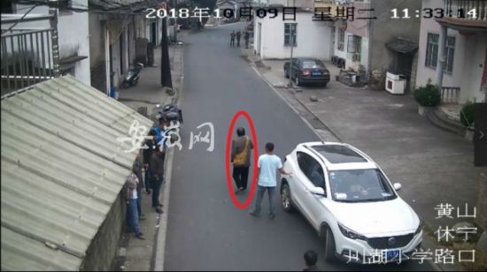 驾驶员报警后男子离开。（监控截图）