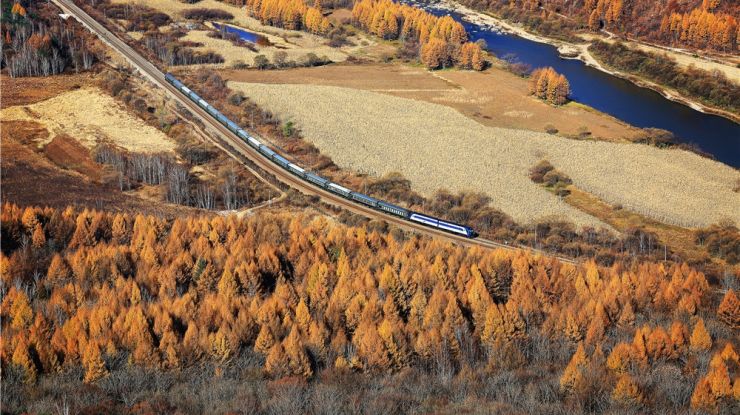 穿越大美秋天的列车