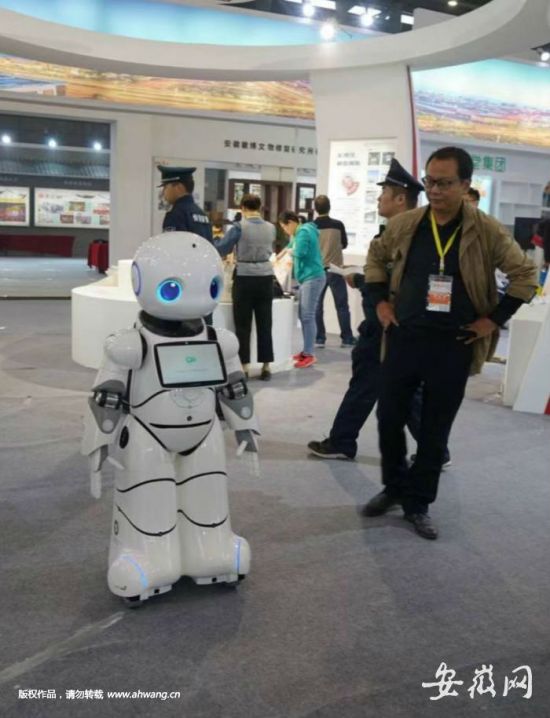 现场展示的机器人引导员。