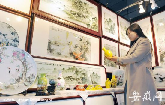 现场展示的各种文创产品。